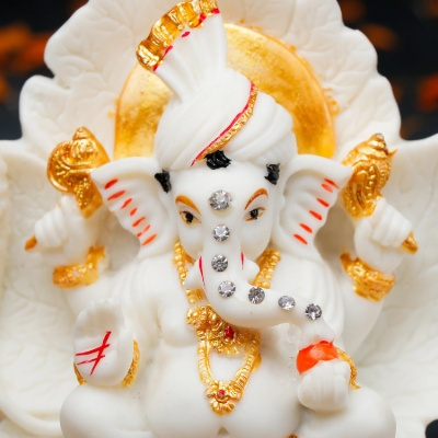 Divine Pagdi Ganesha Statue - White & Gold Hand-Painted Ganpati Murti